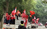 [ẢNH] Cuồng nhiệt cổ động viên Việt Nam trước giờ bóng lăn